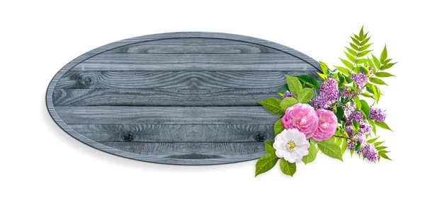 Placa de madeira com flores de rosas e lilases — Fotografia de Stock