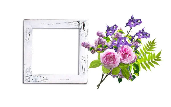 Buquê floral com lilases, rosas, flores de sinos azuis e moldura de foto vazia — Fotografia de Stock