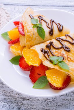 Krep dilimlenmiş çilek ile