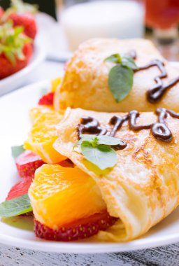 Krep dilimlenmiş çilek ile