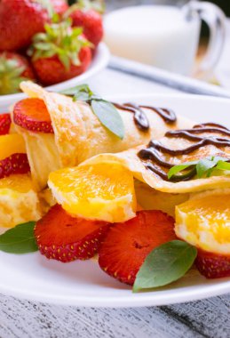 Krep dilimlenmiş çilek ile