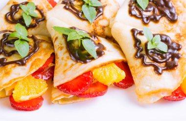 Krep dilimlenmiş çilek ile