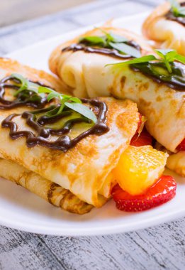 Krep dilimlenmiş çilek ile