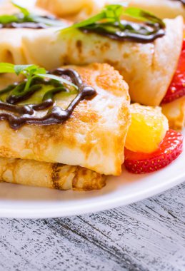 Krep dilimlenmiş çilek ile