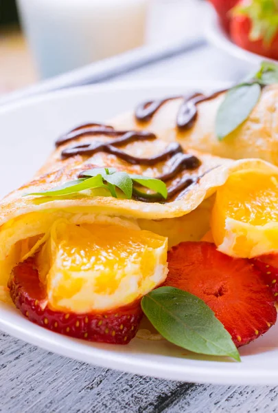 スライスしたイチゴのパンケーキ — ストック写真