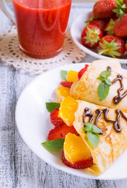 Panqueques con fresas en rodajas — Foto de Stock