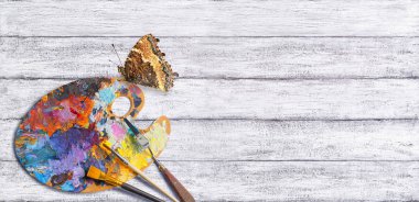 Fırçalar ve kelebek ile yağlı boyalar için palet