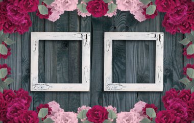 Ahşap arka planda güller ve vintage fotoğraf çerçevesi