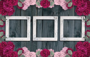 Ahşap arka planda güller ve vintage fotoğraf çerçevesi