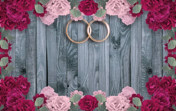 粉红玫瑰和婚礼戒指的顶视图 — 图库照片