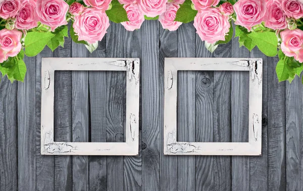 Рожеві троянди та старовинна фоторамка на дерев'яному фоні — стокове фото
