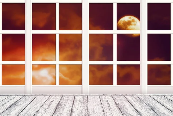 Wnętrze pokoju z oknem i nocnym niebie z tajemniczymi chmurami i księżycem — Zdjęcie stockowe