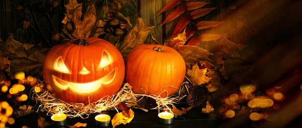 Хэллоуин Осень натюрморт со злой улыбающейся тыквой на соломе — стоковое фото