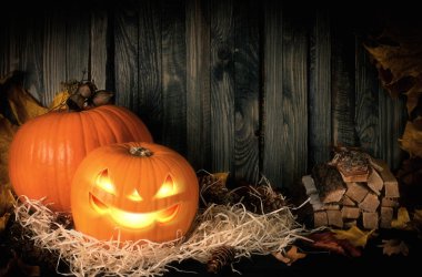 Cadılar Bayramı Sonbahar saman üzerinde kötü gülümseyen kabak ile natürmort şenlikli