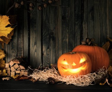 Cadılar Bayramı Sonbahar saman üzerinde kötü gülümseyen kabak ile natürmort şenlikli