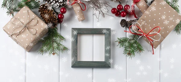 Fondo de Navidad con marco de fotos, abeto, caja de regalo y pergamino — Foto de Stock