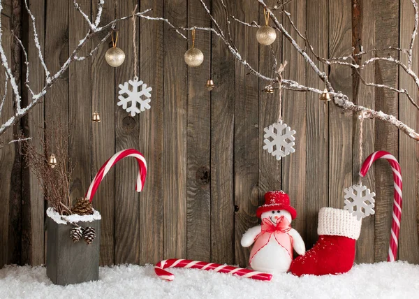 Karácsonyi belsejében dekoratív ágak, hóember, télapó csomagtartó — Stock Fotó
