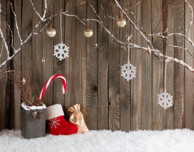 Noel içi dekoratif dallar, Noel Baba botları, hediye paketi ve şeker kamışlarıyla dolu.