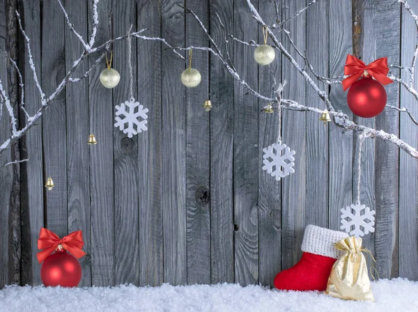 Noel içi dekoratif dallar, Noel Baba botları, hediye çantası ve toplarla dolu. — Stok fotoğraf