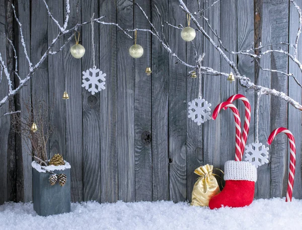 Різдвяний інтер'єр з декоративними гілками, бондом Санта, подарунковою сумкою та цукерками — стокове фото