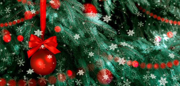 Рождественский фон с елкой, двумя шарами, светящимися гирляндами и снегопадом — стоковое фото