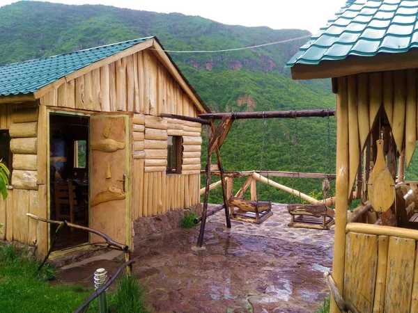 Kafkas Dağları Ermenistan, Geghard Manastırı yakınlarında yol kenarında kafe