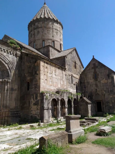 Ermenistan Kafkas Dağları, mavi gökyüzü karşı Tatev manastır