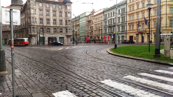 Yağmur sonra tramvay ile Prag sokakları