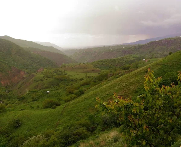 アルメニアのコーカサス山脈 雨の前に Naravank の修道院近くの峡谷します — ストック写真