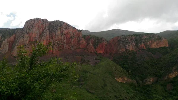 コーカサス山脈の Armenia Gorge Naravank の修道院付近の雨の前に 赤い石の岩 — ストック写真