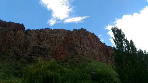 Kafkas Dağları, Ermenistan'ın. Naravank, Manastırı kayaların kırmızı taştan geçit