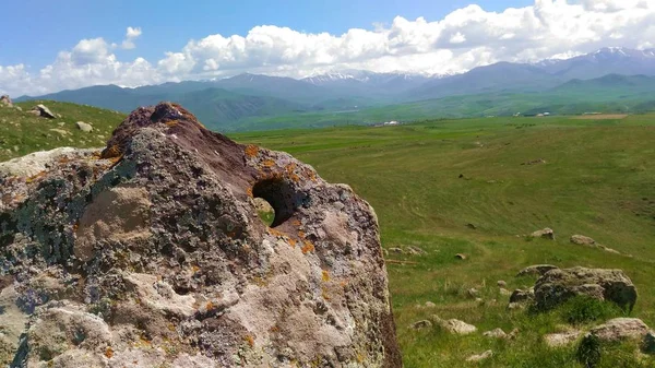 Ermenistan Kafkas Dağları, Coraundzh, eski bir Gözlemevi eserleri taşlar bir daire, Doğa, tarih, mavi gökyüzü, yeşil çimen, bulutlar