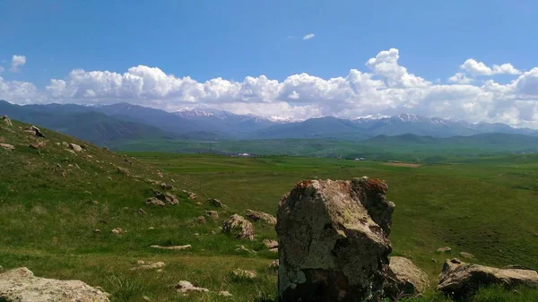 Ermenistan Kafkas Dağları, Coraundzh, eski bir Gözlemevi eserleri taşlar bir daire, Doğa, tarih, mavi gökyüzü, yeşil çimen, bulutlar
