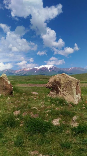 Ermenistan Kafkas Dağları, Coraundzh, eski bir Gözlemevi eserleri taşlar bir daire, Doğa, tarih, mavi gökyüzü, yeşil çimen, bulutlar