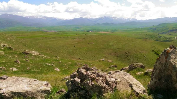 Ermenistan Kafkas Dağları, Coraundzh, eski bir Gözlemevi eserleri taşlar bir daire, Doğa, tarih, mavi gökyüzü, yeşil çimen, bulutlar