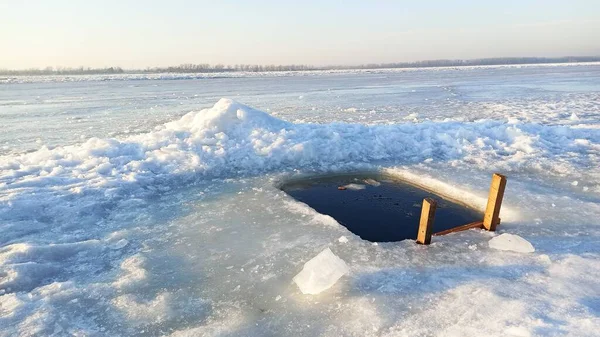      Volga nehrinde bir buz deliği. Kış. Kar yağıyor. Sağlıklı yaşam tarzı.