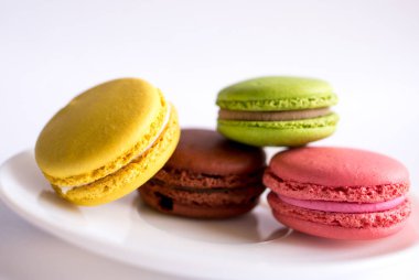 Beyaz arkaplanda renkli badem kurabiyeleri