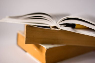 Beyaz arkaplanda izole kitap yığını