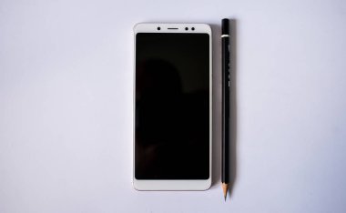 kalem ve dizüstü bilgisayar beyaz telefon