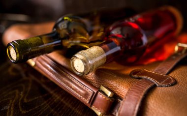 kırmızı şarap ve şarap şişesi bir bardak