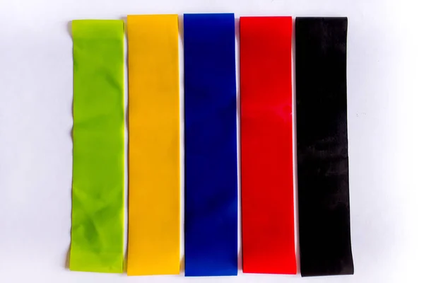 beyaz bir arka plan üzerinde renk fitness sakız