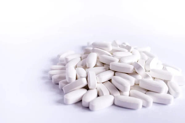 Siyah arka planda beyaz haplar