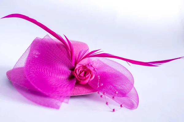 beyaz arka plan üzerinde şapka pembe çiçek