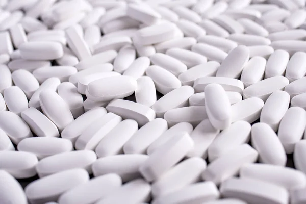 Siyah arka planda beyaz haplar