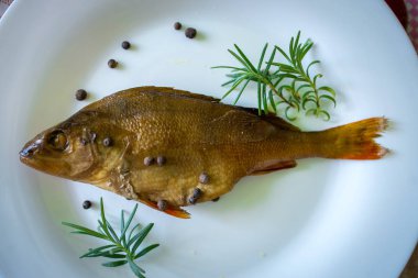 baharatile bir tabakta füme aromalı balık
