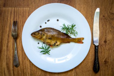 baharatile bir tabakta füme aromalı balık