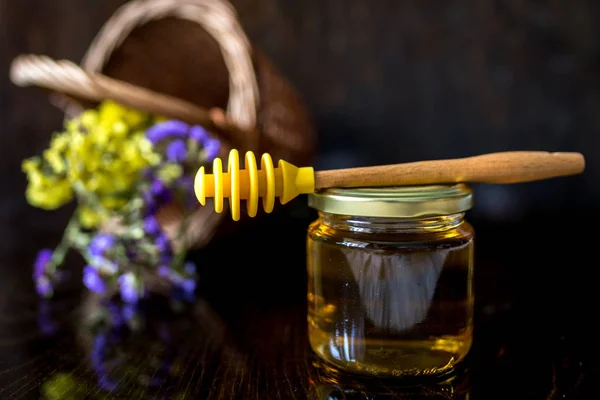 Honung Burk Med Skopa Och Blommor Bakgrunden — Stockfoto