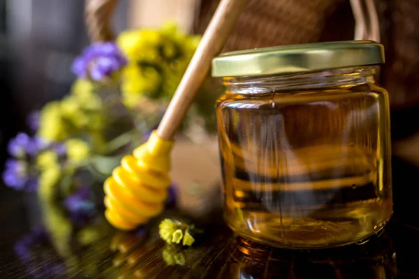 Miel Tarro Con Cazo Flores Sobre Fondo —  Fotos de Stock