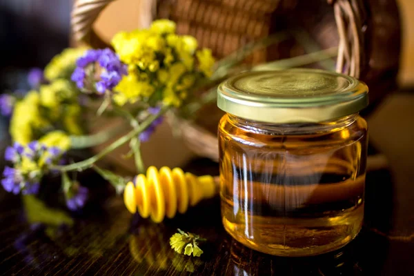 Miel Tarro Con Cazo Flores Sobre Fondo — Foto de Stock