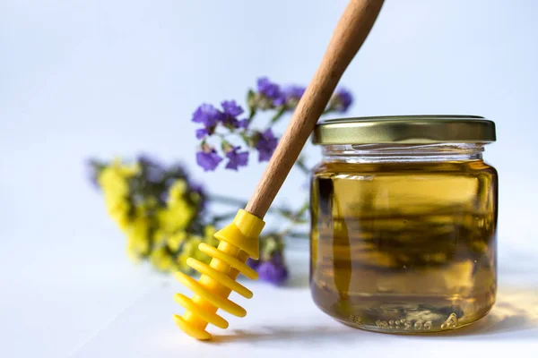 Honung Burk Med Skopa Och Blommor Bakgrunden — Stockfoto